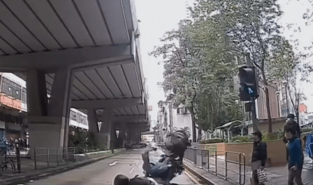 电单车遭尾随电单车猛撼。（fb：突发事故 资迅谷）