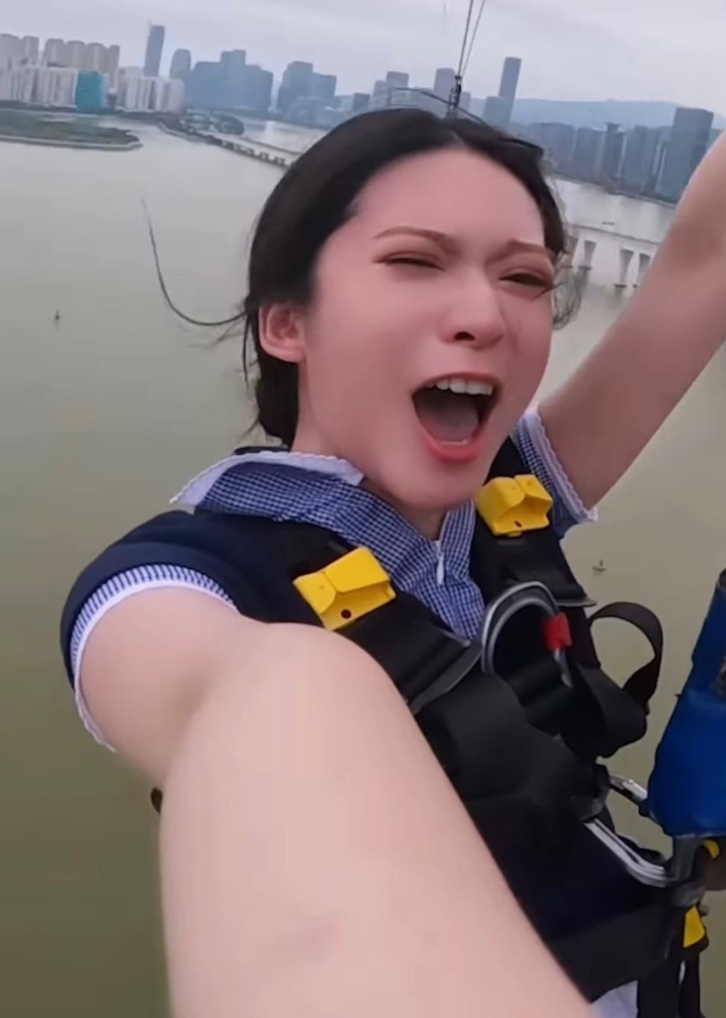 雲浩影於麥花臣首開個唱,本月初玩笨豬跳練膽。 雲浩影於麥花臣首開個唱,本月初玩笨豬跳練膽。