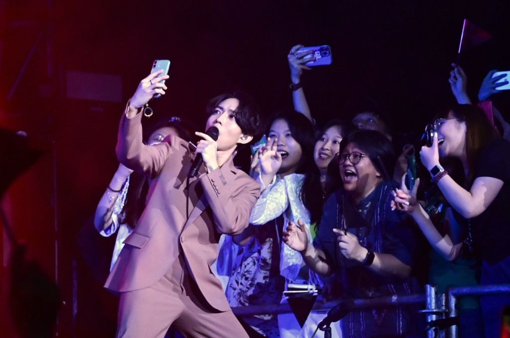 林宥嘉獻唱《自然醒》時走近觀眾，並拿了歌迷的手機自拍。