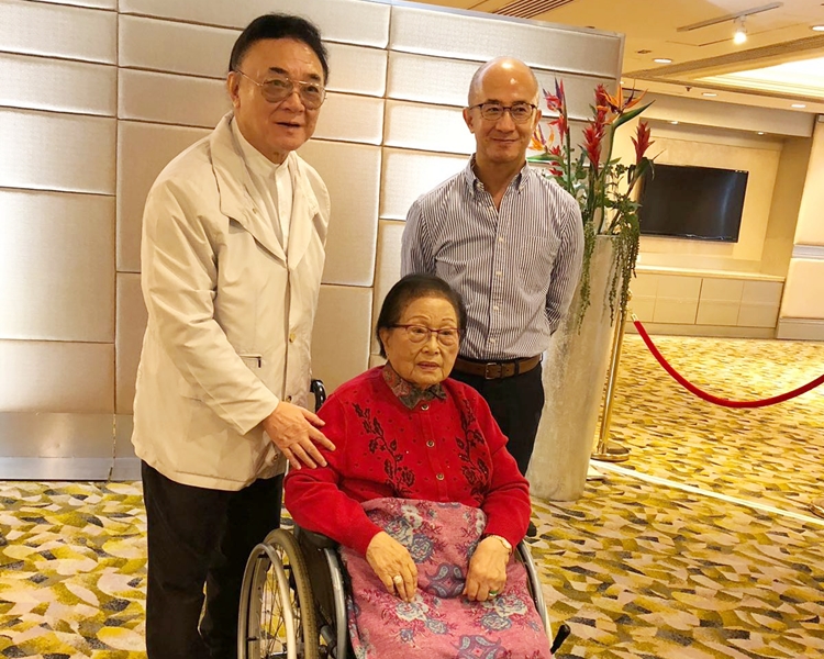 羅老太,兒子羅旭瑞(左)及羅啟瑞到庭旁聽。資料圖片