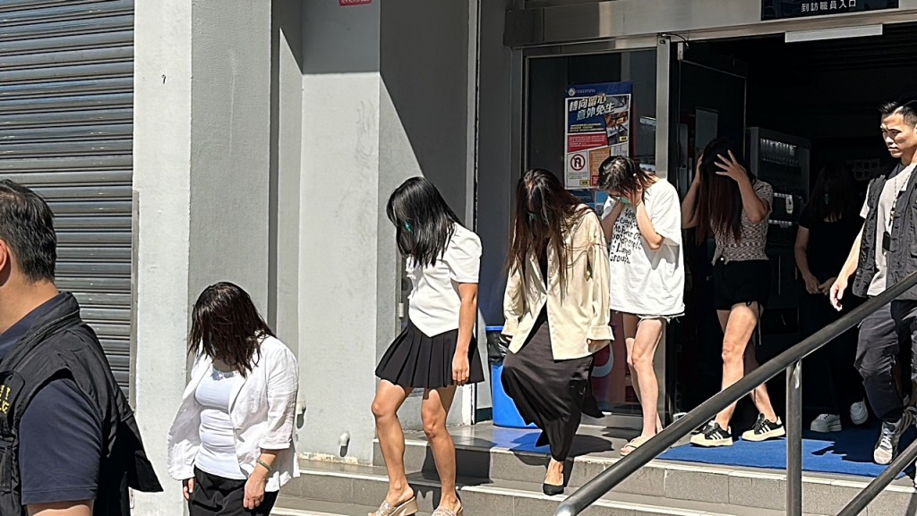 行動中拘捕23名女子。