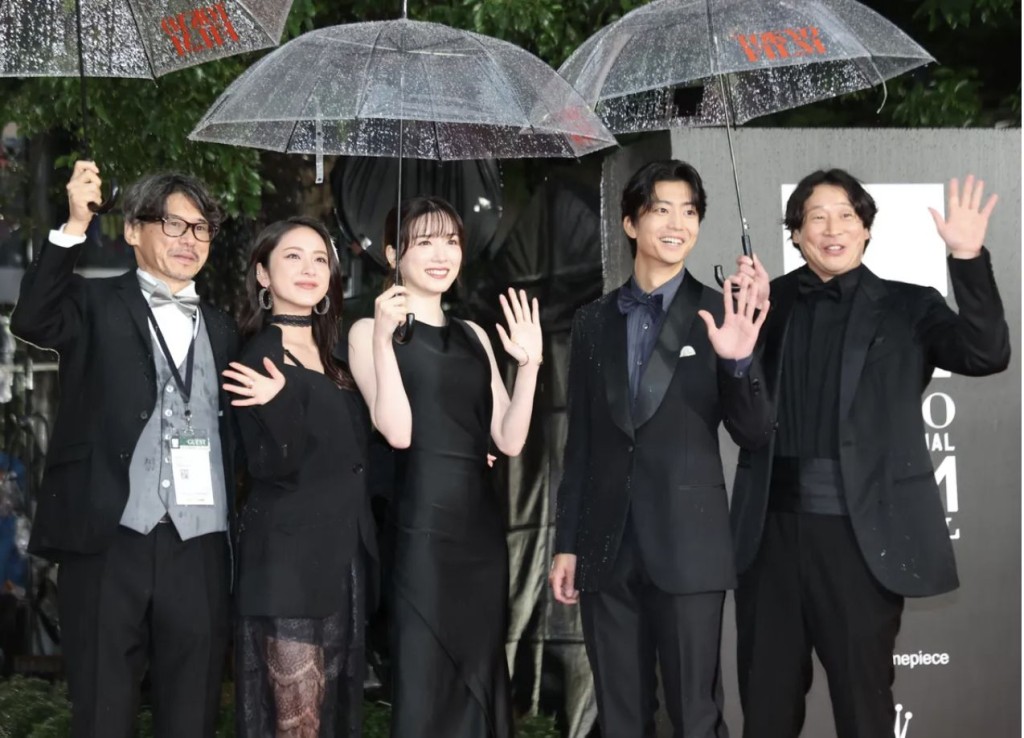 永野芽郁(中)與伊藤健太郎及平祐奈等現身東京電影節開幕禮。 永野芽郁(中)與伊藤健太郎及平祐奈等現身東京電影節開幕禮。