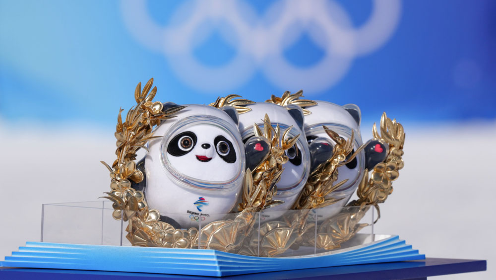 北京冬奥会点燃人们对吉祥物冰墩墩的抢购热潮，出现「一墩难求」。