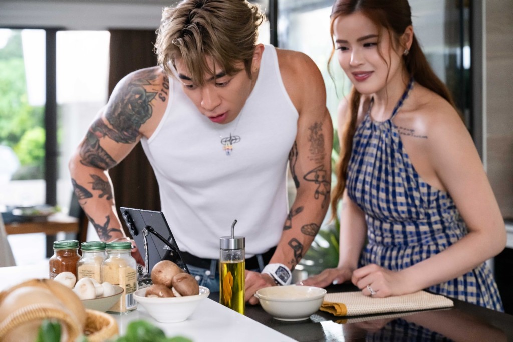 Tyson Yoshi和Christy又合體搵銀，不過張敬軒見兩人下廚雞手鴨腳，即面有難色。