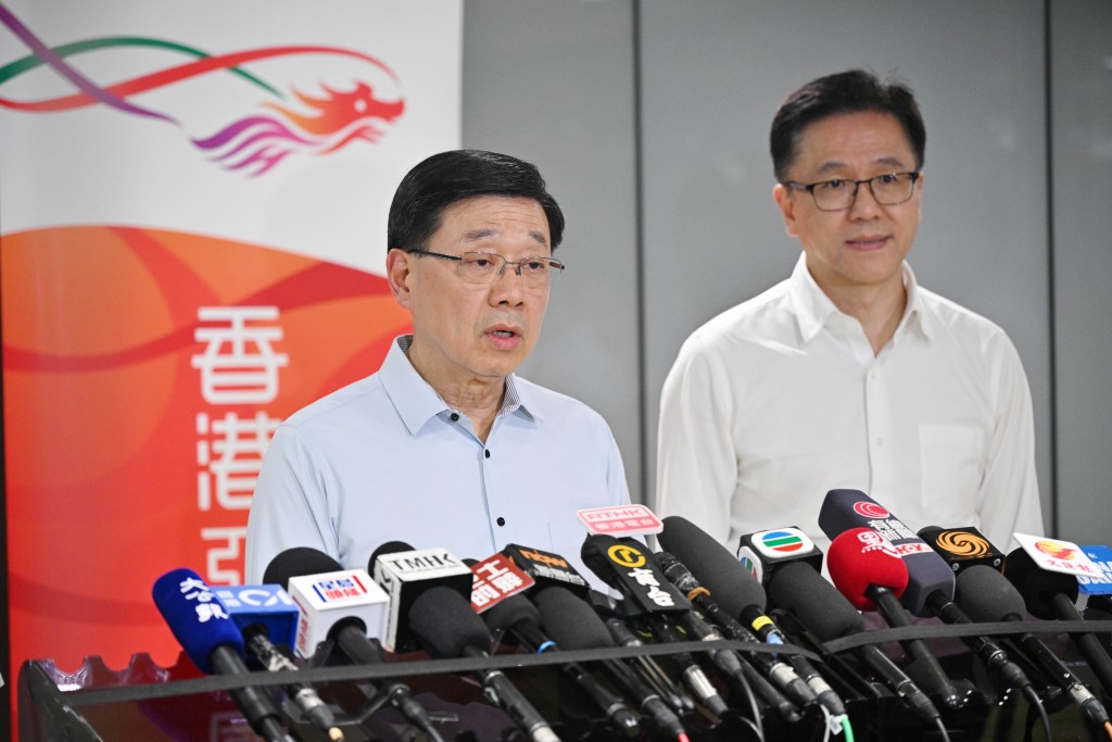 李家超(左)強調,只要測試成功且條件完備,當局會盡快啟用口岸並儘早向市民公佈。 李家超(左)強調,只要測試成功且條件完備,當局會盡快啟用口岸並儘早向市民公佈。
