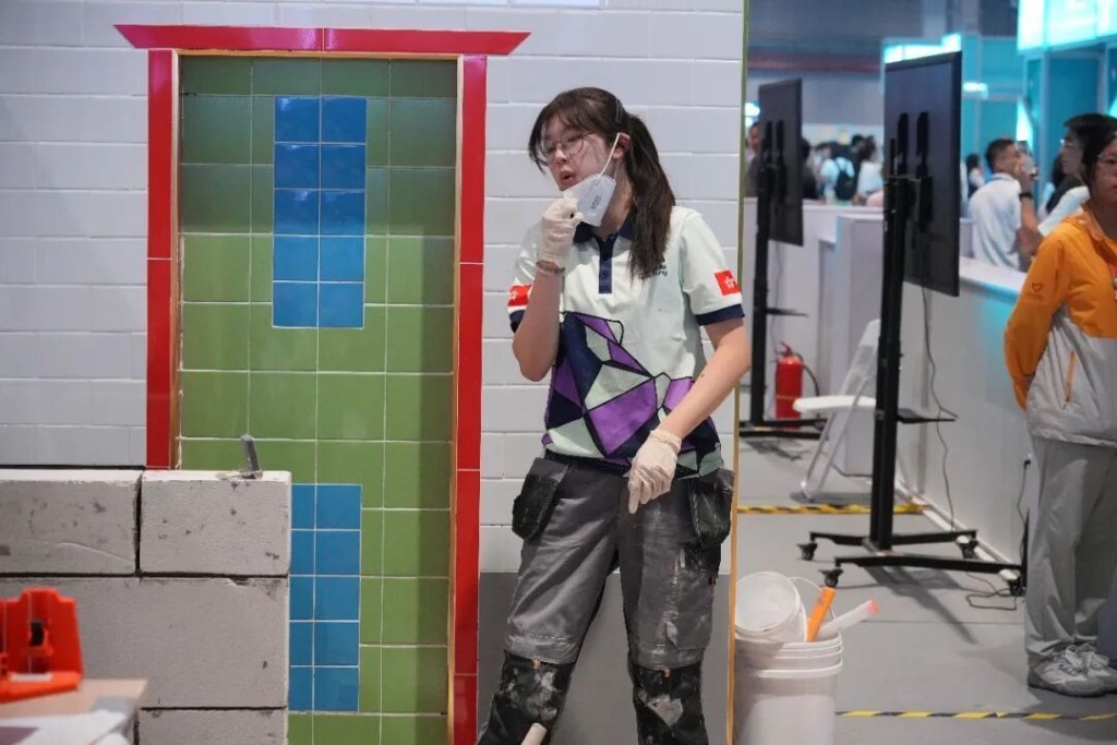 世界技能大賽上,香港戴心怡是舖瓦項目唯一女選手。《長江日報》 世界技能大賽上,香港戴心怡是舖瓦項目唯一女選手。《長江日報》