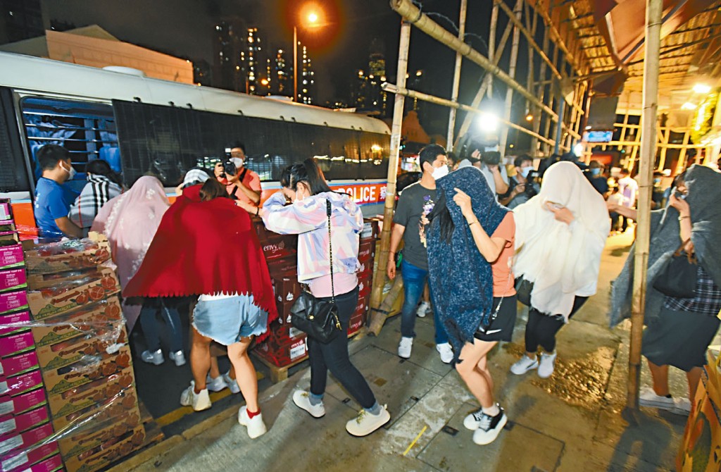 一批男女涉嫌聚賭被拘。