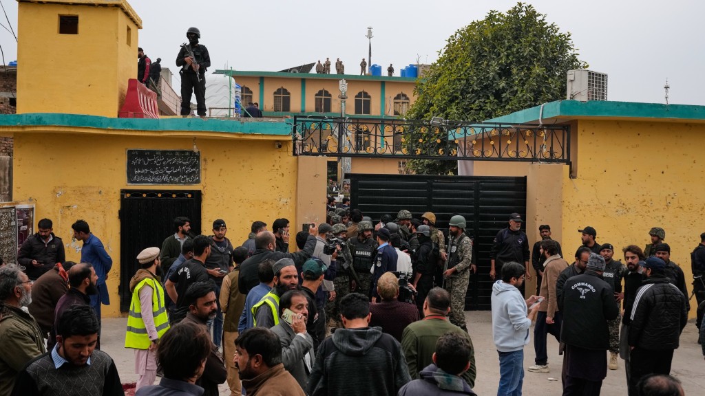 巴基斯坦清真寺炸彈襲擊200死傷。 美聯社