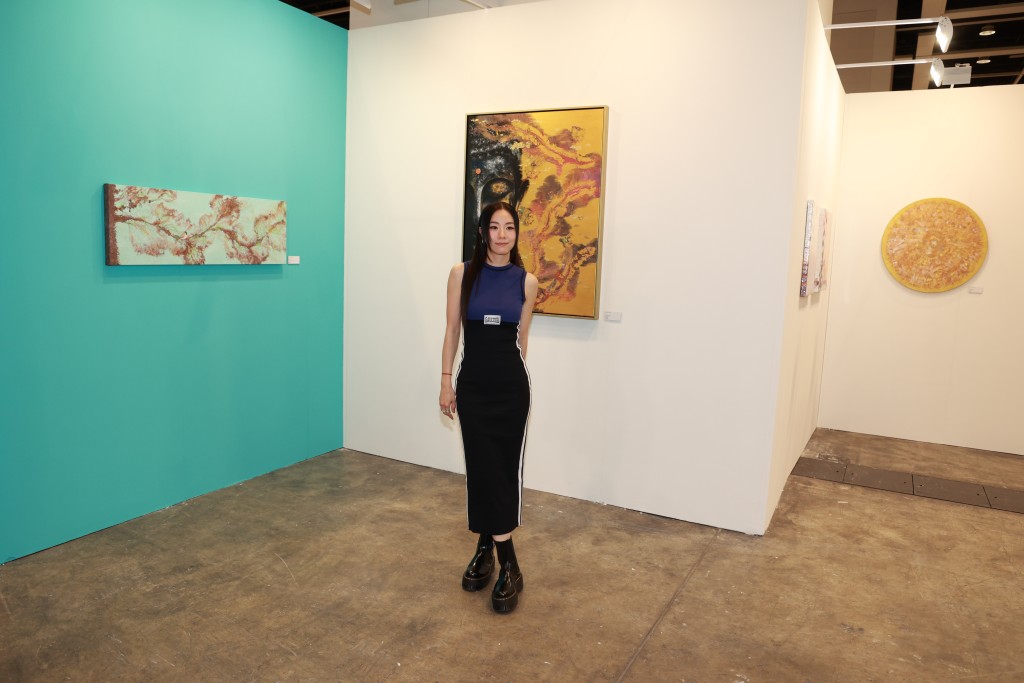 鄧麗欣為2026年《第13屆香港冉起當代》（Affordable Art Fair）中的第二個個人畫展《常在》（Ever Near）揭開序幕。