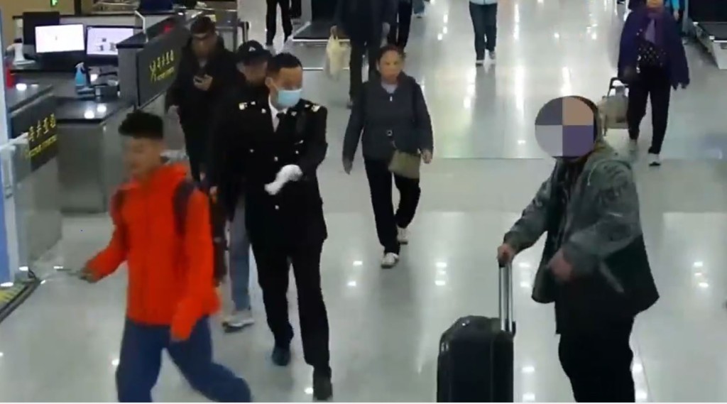 香港男子著“高科技腰封”过拱北海关，被揭发走私56部旧iPhone。海关发布