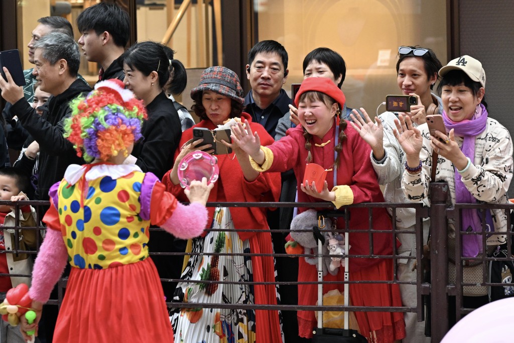 隊伍沿途與市民及旅客熱情互動。