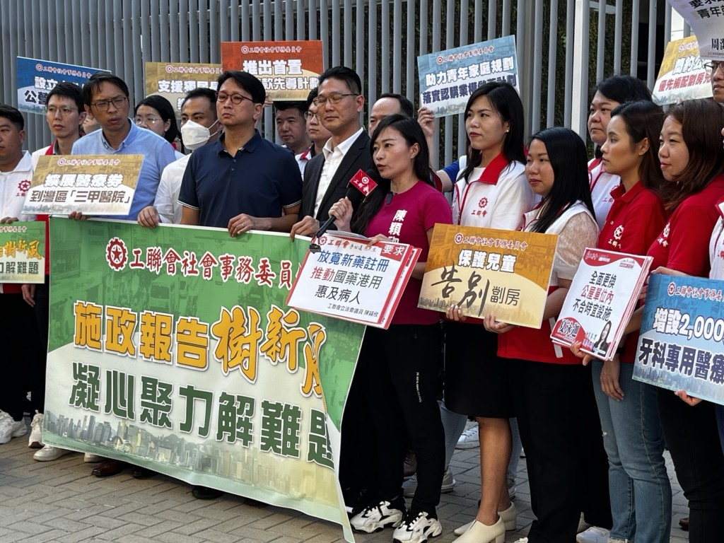 工联会立法会议员陈颖欣（右五）。黄子龙摄