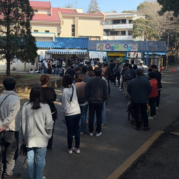 事件曝光後，不少民眾特意到動物園探望「Punch君」。X@İstanbul Muhabiri