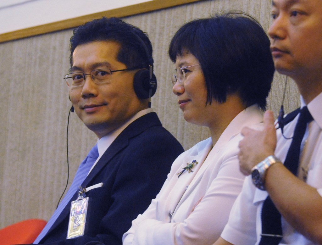 蘇錦樑首次現身立法會，坐在記者席，旁聽時任商經局局長馬時亨回答議員質詢。資料圖片