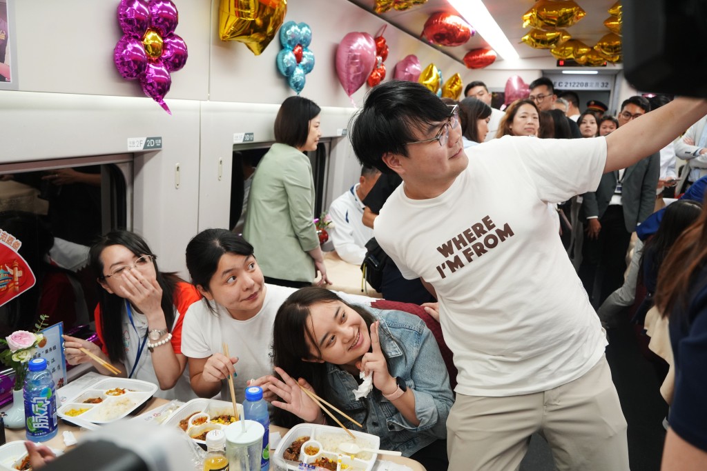 首班香港至北京西站的高铁卧铺列车，乘客在餐车上自拍。资料图片