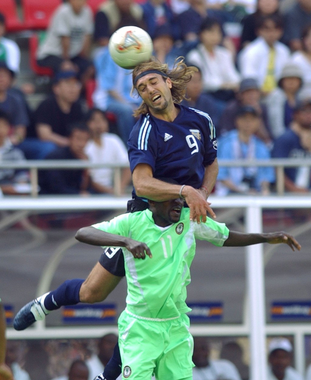 ○二年日韩世界杯，阿根廷于分组赛首战斗尼日利亚，靠传奇射手巴迪斯图达(蓝衫)一箭定江山赢1:0。然而，当届他们最终分组赛止步。AP资料图片
