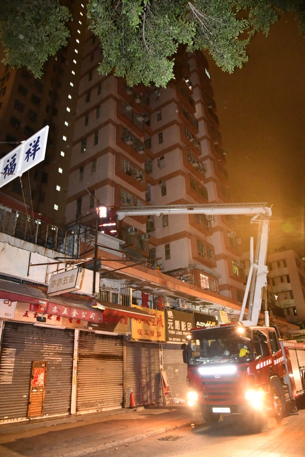 當局需召消防車雲梯協助救援。
