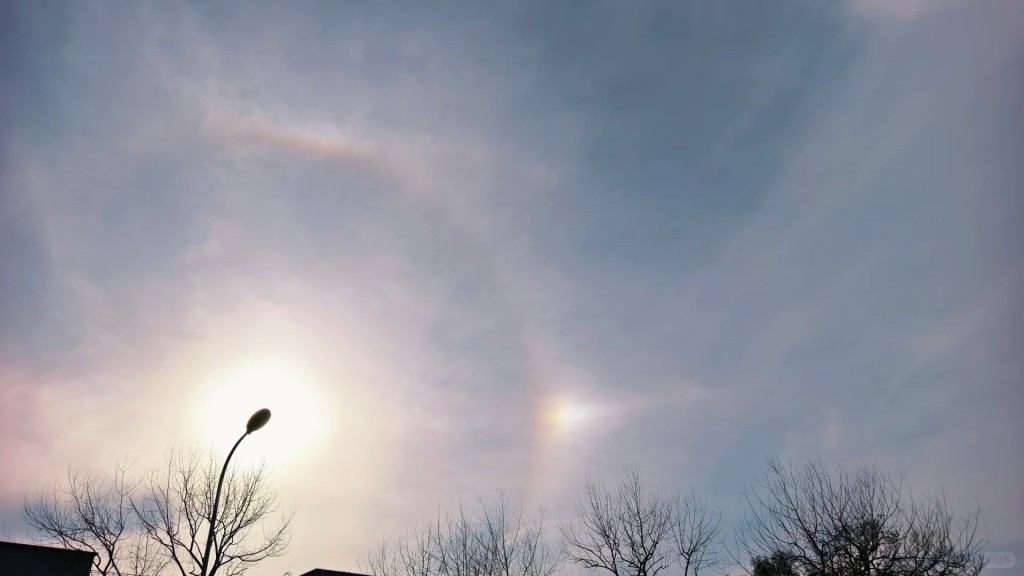 北京昨午出現「三個太陽」的「幻日」奇觀。小紅書