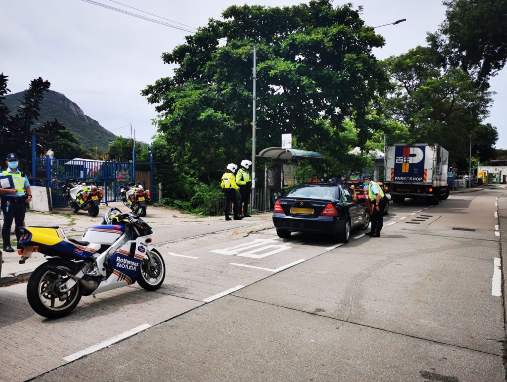 警方於大嶼山一帶截查車輛嚴打禁區假通行證。圖:警方提供