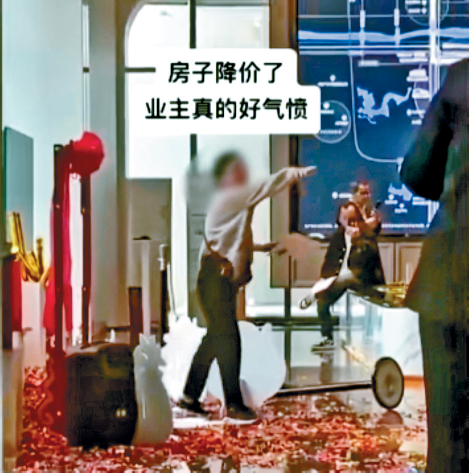 不满房子降价，武汉女业主大闹售楼部。
