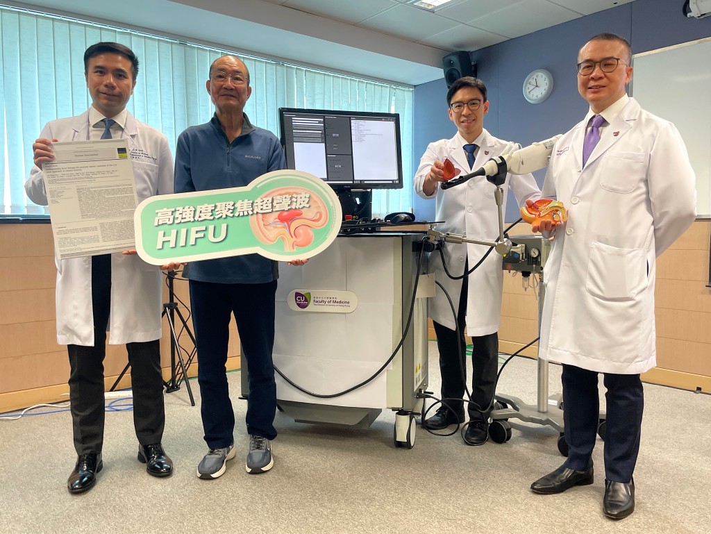 左起:中大醫學院外科學系泌尿外科組名譽臨床副教授余知行、梁先生、中大醫學院外科學系泌尿外科組副教授趙家鋒、中大醫學院外科學系泌尿外科組主管吳志輝。 左起:中大醫學院外科學系泌尿外科組名譽臨床副教授余知行、梁先生、中大醫學院外科學系泌尿外科組副教授趙家鋒、中大醫學院外科學系泌尿外科組主管吳志輝。