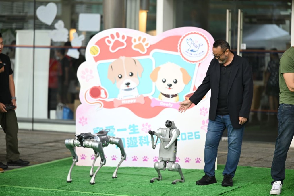 環保署「智能機械犬」與真犬「狗狗社區大使」同台進行服從示範大比拼，結合科技創新傳揚「愛護動物」精神。
