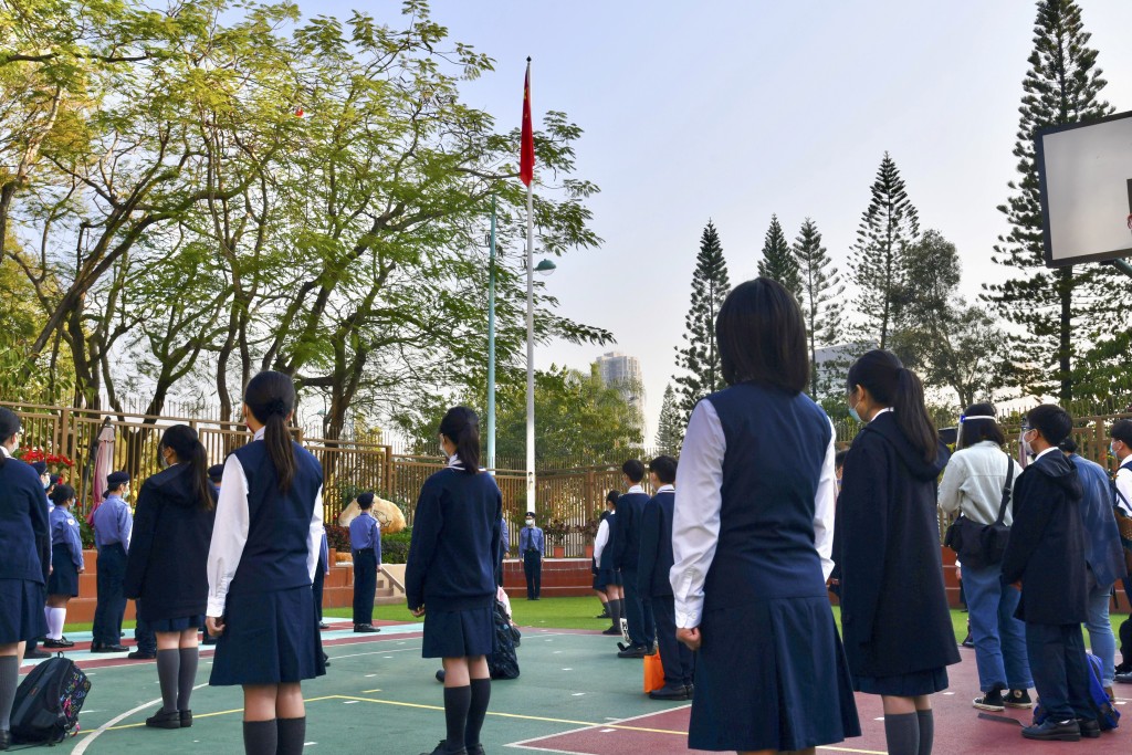 全港學校在2021年起須於每個上課日升掛國旗,每周舉行升旗儀式。資料圖片 全港學校在2021年起須於每個上課日升掛國旗,每周舉行升旗儀式。資料圖片