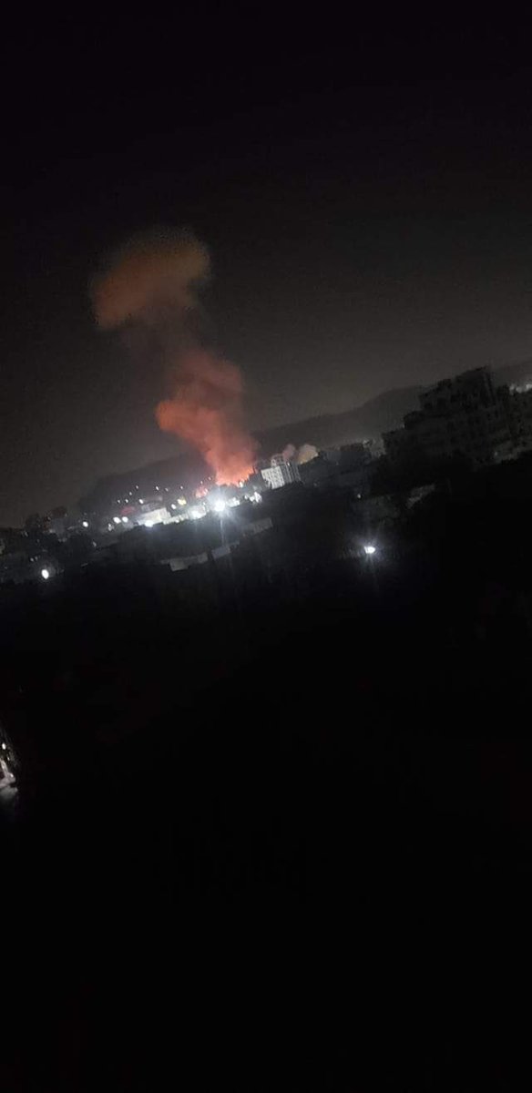 伊朗伊斯法罕軍工廠受無人機攻擊，網民在Twitter發布爆炸及大火的影片。 網上圖片