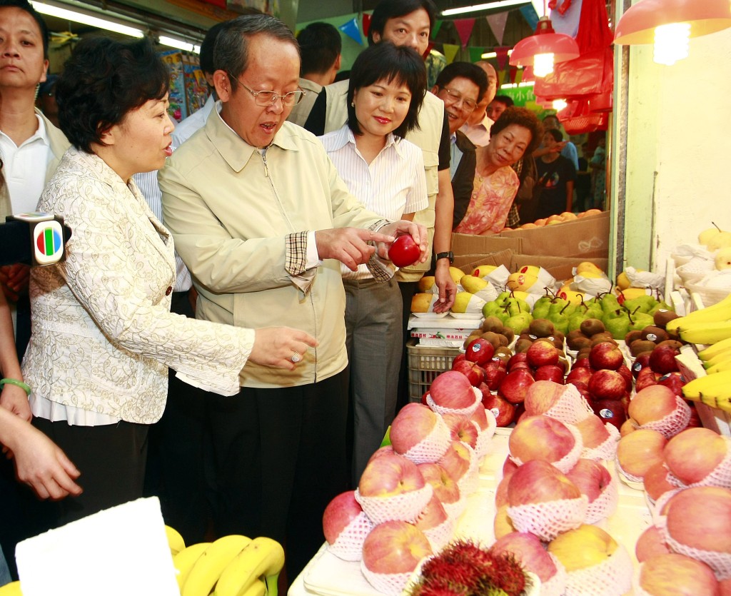 王光亚2011年来港考察期间参观天水围街市。资料图片