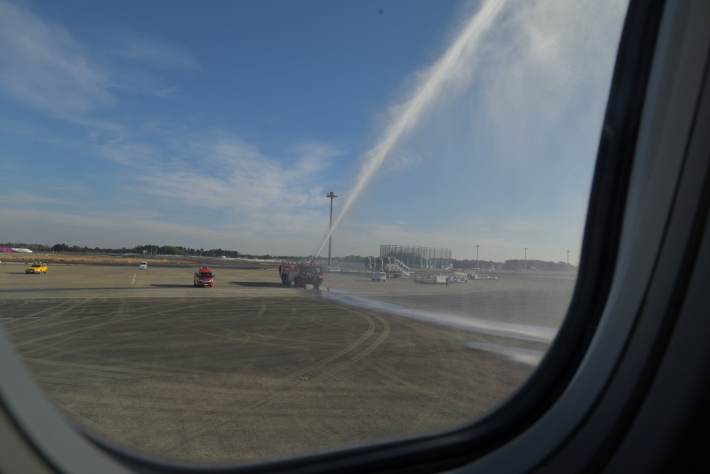 日本方面安排灑水儀式歡迎航機到達。梁譽東攝