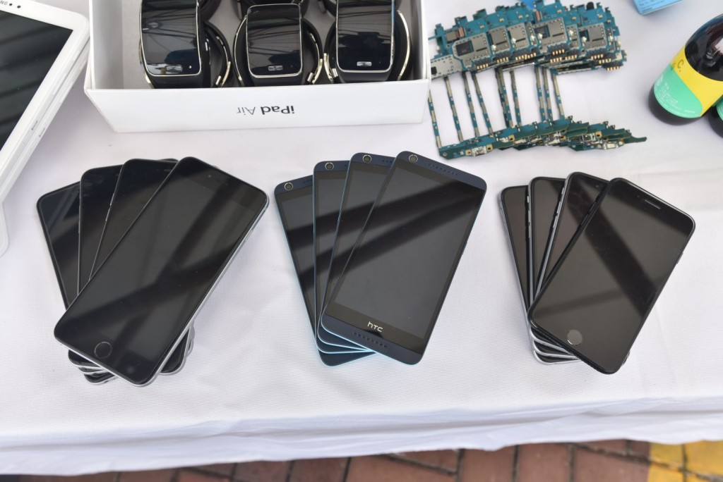 行動中，共檢獲總值10萬的兩部七人車、22箱電子產品及41箱咳藥水。楊偉亨攝