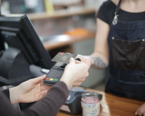 玩具店聘請其中一個條件指，如員工收錯錢需賠錢。網圖