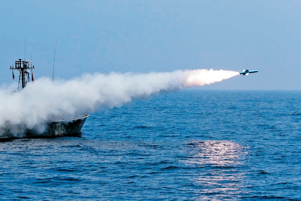 伊朗軍方過去在霍爾木茲海峽附近演習，發射反艦導彈。