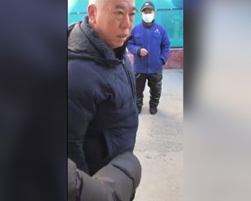 河北邢台男子違居家令毆打防疫人員被行政拘留五日，並處罰款五百元。