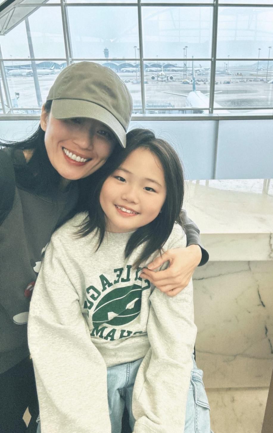 小谷的女兒劉心(13歲)、(右) 劉悅(10歲), 當媽媽是最好閨密。(圖片來源:受訪者提供) 小谷的女兒劉心(13歲)、(右) 劉悅(10歲), 當媽媽是最好閨密。(圖片來源:受訪者提供)