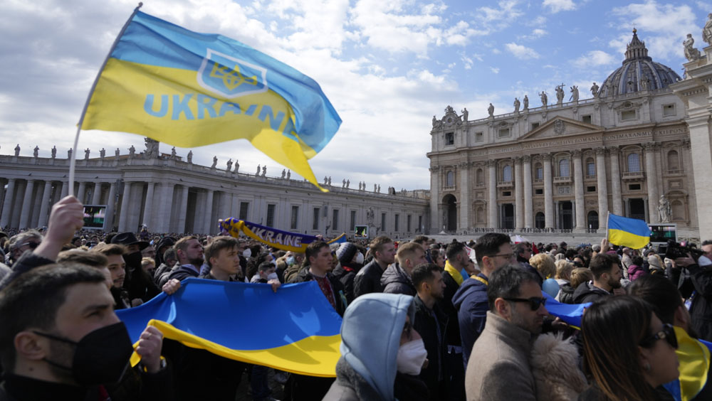 在教宗方濟各祈禱期間，民眾展示烏克蘭國旗。AP圖