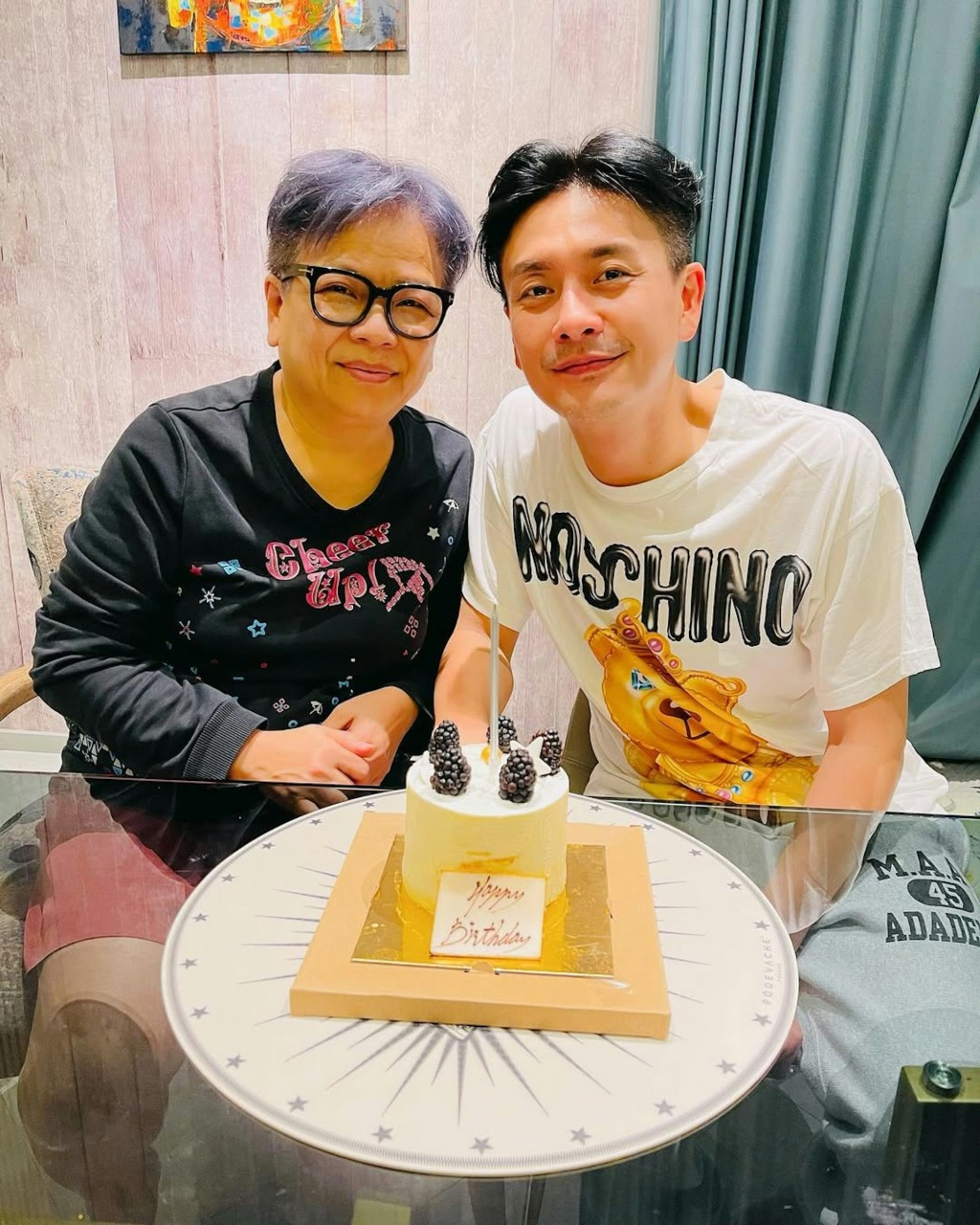 黃宗澤在單親家庭長大，母子感情深厚。