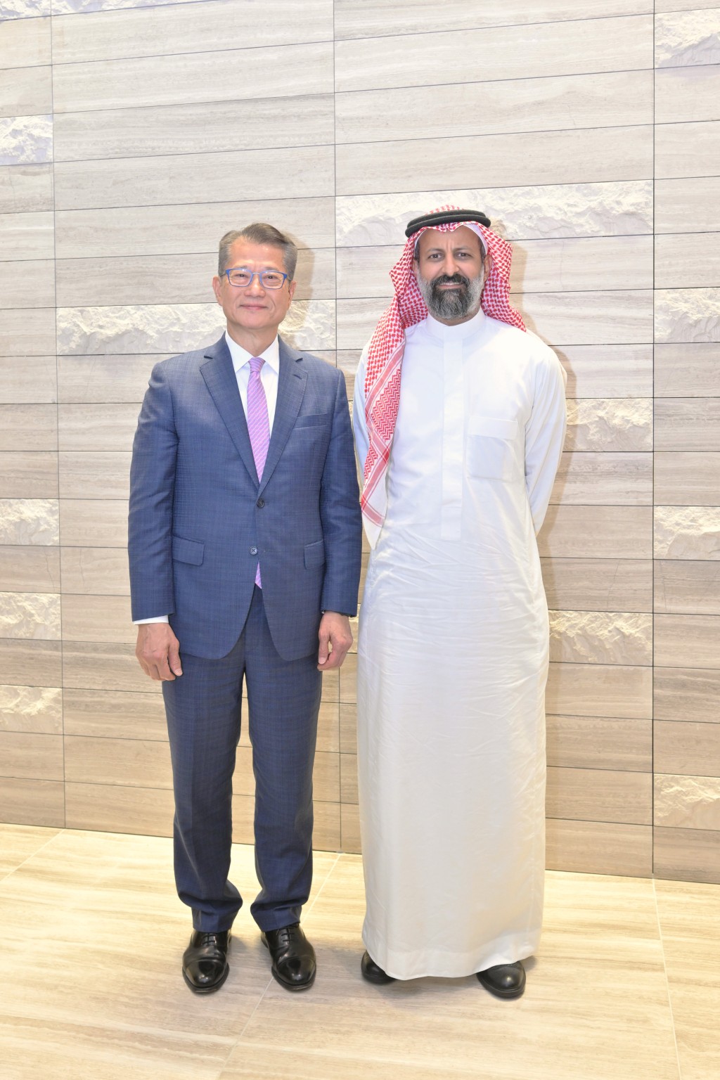 陳茂波（左）與沙特阿拉伯資本市場管理局主席Mohammed bin Abdullah Elkuwaiz（右）共同主持資產市場圓桌會議後合照。政府新聞處