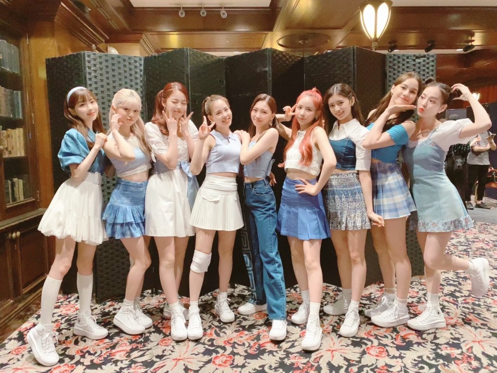 NiziU喺後台影相。