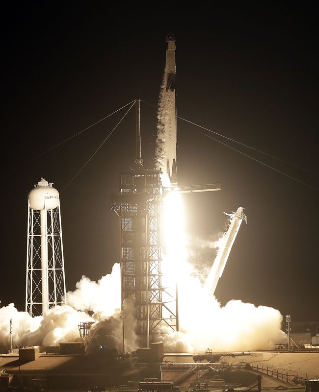 猎鹰9号火箭和可载人飞龙号太空船发射升空。AP