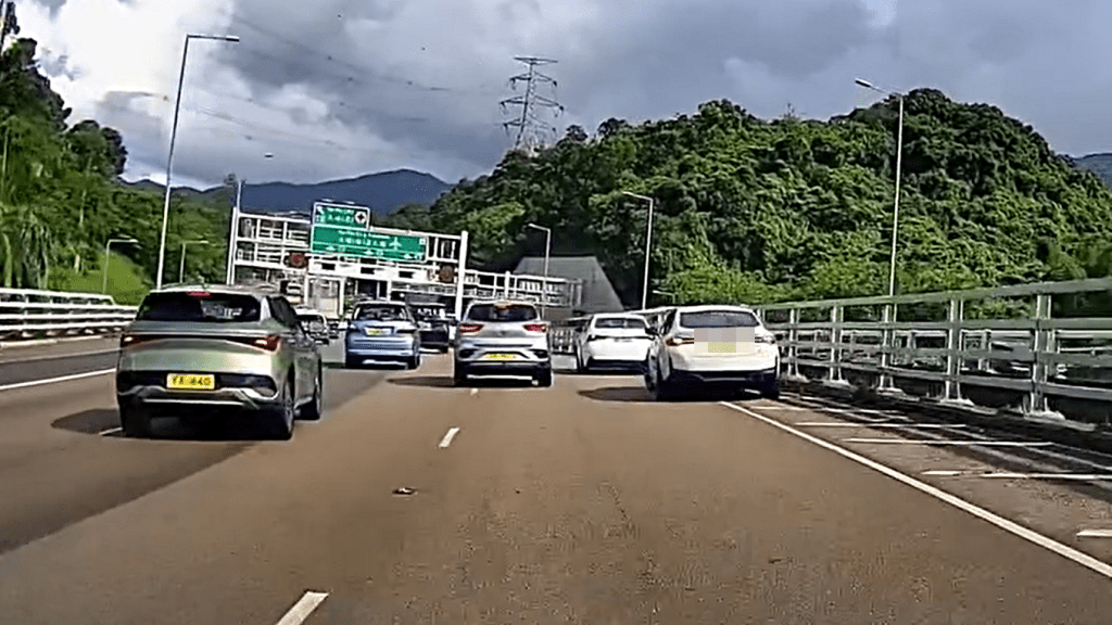 兩車停在影子線上。fb：車cam L（香港群組）