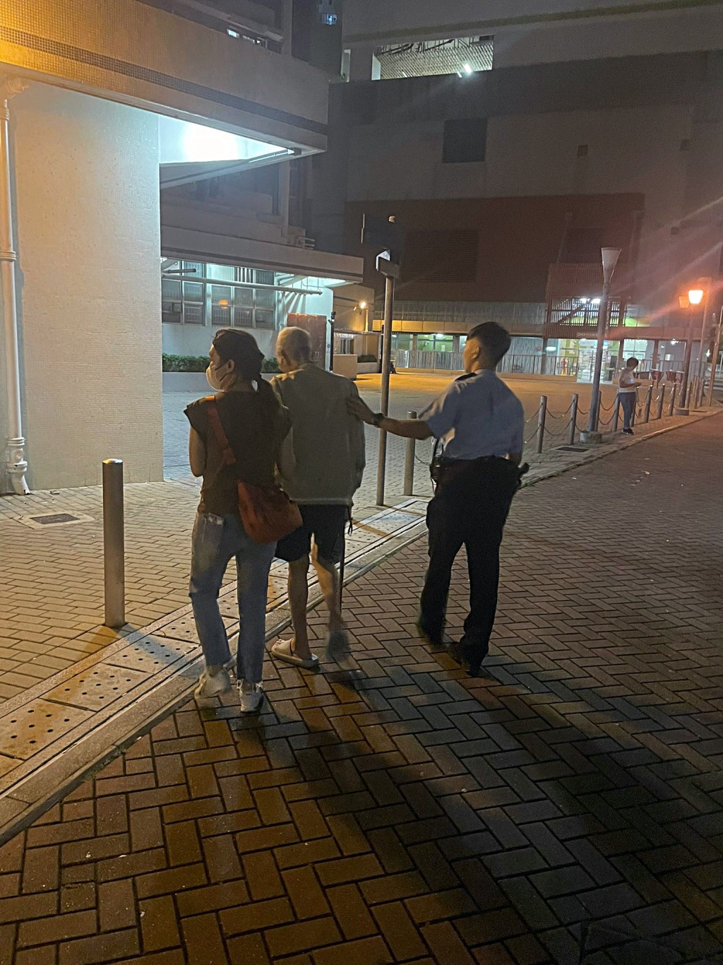 警方將老翁帶回家。警方提供 警方將老翁帶回家。警方提供