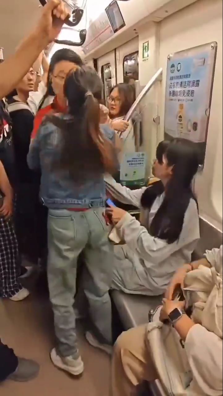 成都地铁阿伯野蛮抢座位，少女母亲奋力反抗。抖音