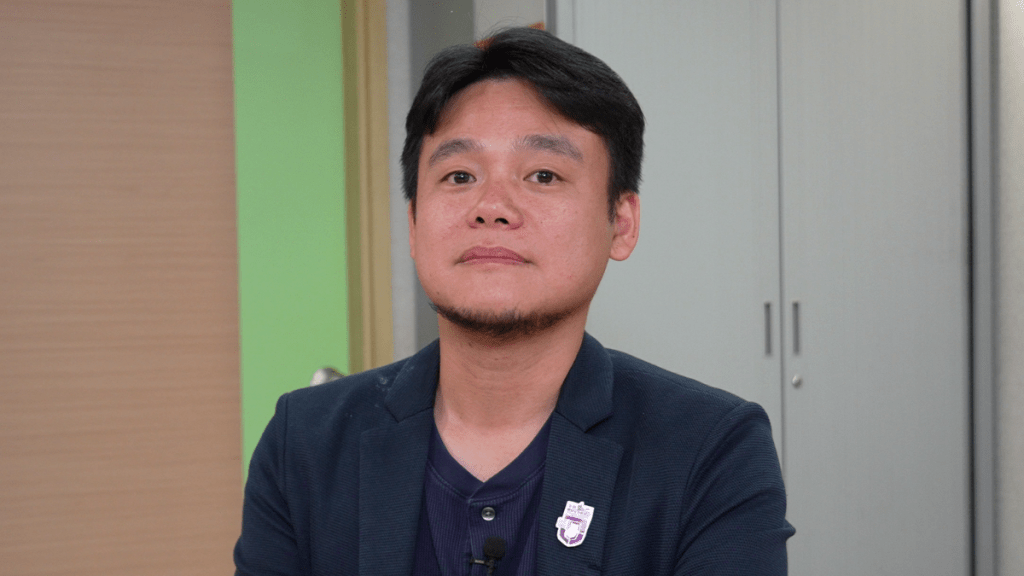 國家安全教育地區導師關浩洋擔任國安展覽廳導賞員,向參觀人士介紹具國安意義的展品。 國家安全教育地區導師關浩洋擔任國安展覽廳導賞員,向參觀人士介紹具國安意義的展品。