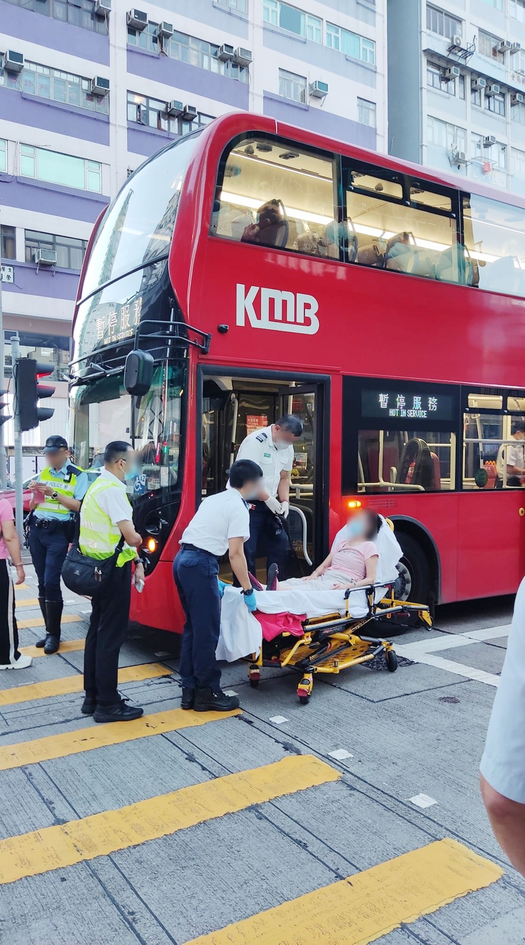 相中巴士為九巴路線59X，來往屯門碼頭及旺角東站，大媽其後被救護車送院。(是日快快-巴士即日相FB相片)