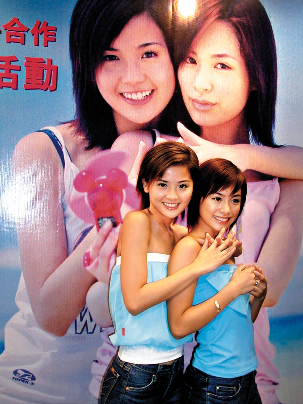 阿娇（左）2001年与阿Sa组Twins出道，立即爆红。
