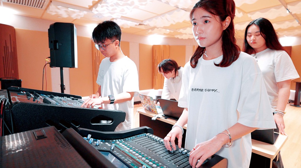 ■專業級的「音樂科技錄音/控制室」讓學生掌握AI與未來音樂產業的數碼工具。 ■專業級的「音樂科技錄音/控制室」讓學生掌握AI與未來音樂產業的數碼工具。