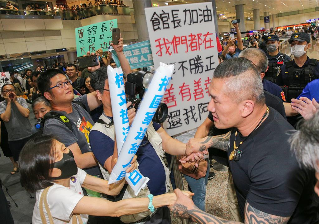 「館長」結束大陸之行返回台灣。中時 「館長」結束大陸之行返回台灣。中時