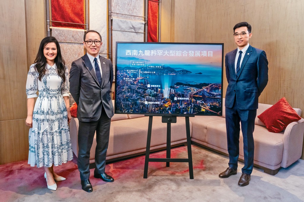 華潤置地（海外）施偉賢（中）表示，西南九龍潤發倉庫重建項目部署短期內登場。右為孔建，左為岑菲菲。