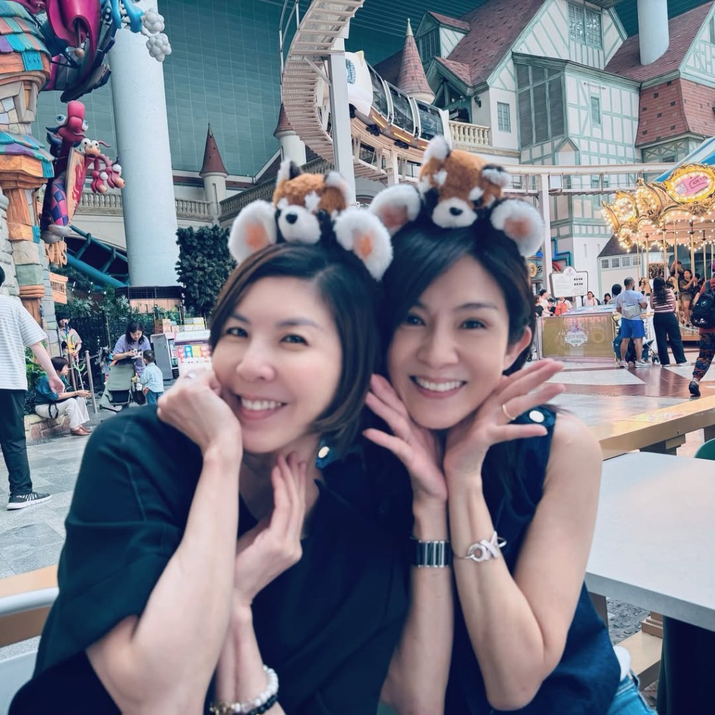 楊采妮與許茹芸近日重遊二人初見面的迪士尼樂園。